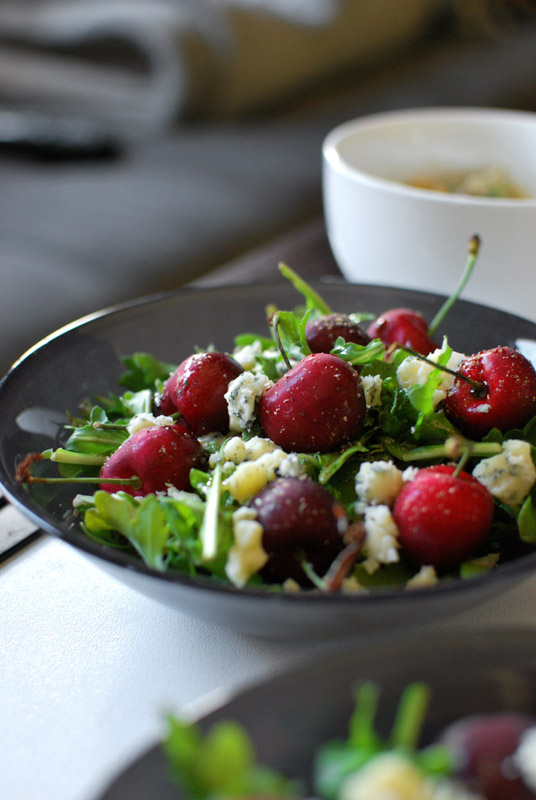 arugula salad with cherries and blue cheese